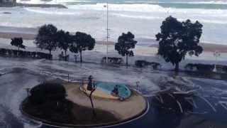 Ola arrasa playa de Riazor (A Coruña). Temporal en Galicia 03/03/2014 HD