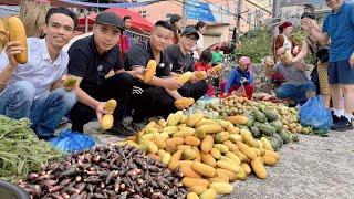 Đại tiệc dân bản ăn sập Chợ phiên Mèo Vạc toàn trái cây đào lê đỏ rực. Nguyễn Tất Thắng