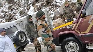 barf main car fas gayi  hai, near nathula pass ,army & common people help to resque.