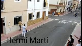 Locura en Puzol, hombre subiendose a una puerta sin altura.....