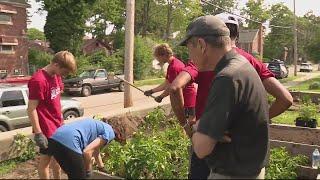 Incoming freshmen at the University of Detroit Mercy start new school year with service