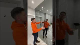 Стеклянные современные скрытые двери. Ремонт в квартире