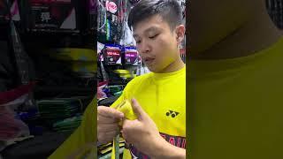 Yonex Nanoflare 1000Z pasang over grip karet dongkol di bagian pangkal bawahnya sesuai request