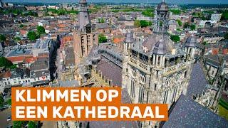 Lopen op het dak van de 800 jaar oude Sint-Jan in Den Bosch