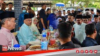 MGNews: PM Makan Tengah Hari Bersama Orang Ramai Sebelum Solat Jumaat Di Masjid Ibnu Mas’ud