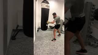 Kamil Hassan pracuje na worku przed fame mma 13 