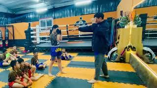 Kỹ thuật né đòn đấm, sau đó phản đòn đấm vào thái dương hoặc hốc sườn đối thủ | Muay Thai Dalat