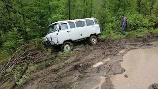 УАЗ "буханка" застряла на дороге до Актру.