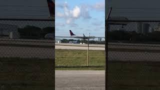 Delta 737-800 landing in FLL #aviation