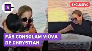 Viúva de Chrystian, da dupla com Ralf, surge abalada em velório do cantor e recebe carinho dos fãs