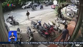 Pha lùi xe gây tai nạn thót tim | VTV24