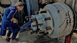 Truck Axle repairing on the Road by Pakistani mechanic in just 20 minutes | Axle repair Pakistan