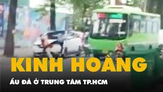 Kinh hoàng hình ảnh tài xế, nhân viên xe buýt và shipper ẩu đả ở trung tâm TP.HCM