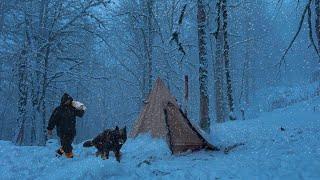 SURVIVING -4°C BLIZZARD CONDITIONS Inside Our Insulated HOT TENT