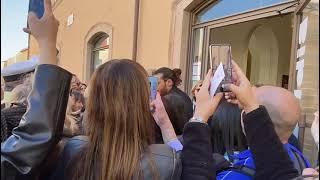 L'arrivo di Can Yaman a Macerata, folla di fan in delirio tra selfie e autografi