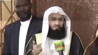 Funny - Mufti Menk cracks a joke after Jumu'ah in Kampala. 