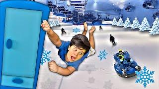 O Armário Mágico Azul | Brincando no Parque de Neve com Escorregador Gigante