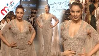 Lakme Fashion Week 2017 : Bipasha Basu Hot Cat Walk For Falguni Shane || Celeb Zone