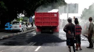 Dump Truck Mitsubishi Unloading Hot Asphalt Gravel