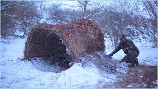 Construyendo un refugio de supervivencia invernal con recursos naturales