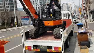 히타치미니굴삭기ZX30(Hitachi mini excavator) 트럭에서 하차 풀영상