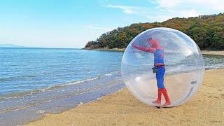 Spider Man Crosses the Sea İnside a Giant Balloon!