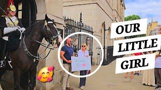 BIG TOURISTS MISTAKES, ORMONDE ON DUTY! King's Guard Has a Special VISITOR at Horse Guards in London