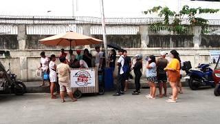 Di Pa BUKAS, May PILA na | Pinipilahang SISIG in Malabon | Filipino Street Food