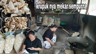 cuaca hari ini panas jadi bisa goreng Krupuk dengan hasil sempurna