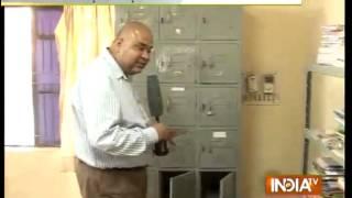 Cash and Gold Recovered from Central School in Ahmedabad - India TV