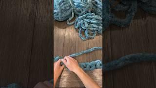 1 minute hand knit chunky blanket tutorial! #diycrafts #handknitting #chenilleblanket #handmadecraft