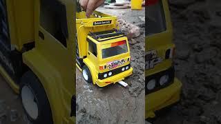 Miniatur Truk Di Isi Lumpur | Miniatur Truk Plastik | Miniatur Truk Oleng