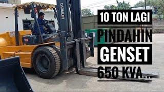 forklift 10 ton beraksi pindahin genset 650 Kva...