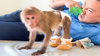 Bibi pooped diaper so he asked Dad to take a bath!