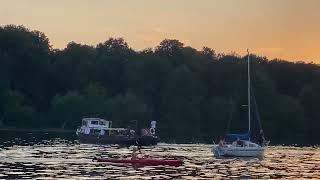 Partypeople auf dem Wasser