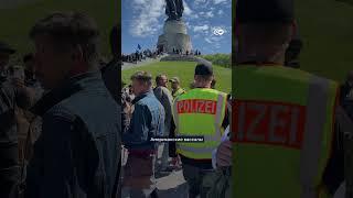 Провокации, оскорбления и флаги РФ: что происходило 9 мая в Трептов-парке в Берлине