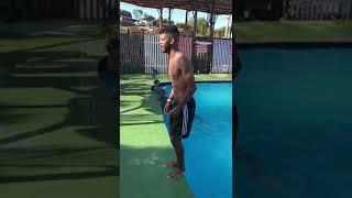 Mortal para trás na piscina