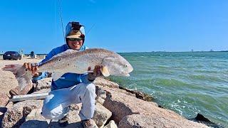 This is why everyone comes to fish the Texas City Dike (S8 E18)