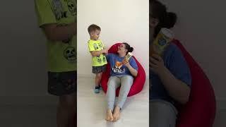 Ахмад Формат пошутил над мамой Чипсы с сюрпризом #shorts