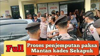 proses penjemputan paksa mantan kades desa Sekapuk Ujungpangkah Gresik