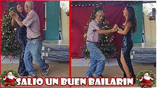 Esta chica quedo sin alientos después de bailar con este veteranos de bailes.