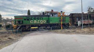 Järnvägsövergång i Oskarshamn med godståg - Swedish Level crossing