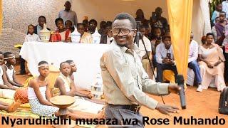 Nyarudindiri aririmbye indirimbo ya Rose Muhando, aradusekeje kwifata biratunanira isekere nawe