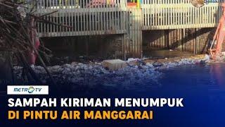 Sampah Kiriman Menumpuk di Pintu Air Manggarai