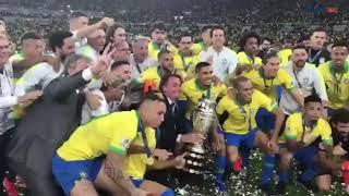 Bolsonaro posa com trófeu da Copa América no Maracanã (RJ)