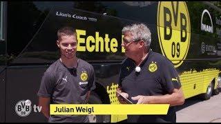 Julian Weigl und Norbert Dickel besichtigen den neuen BVB-Mannschaftsbus