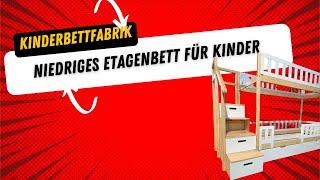 Niedriges Etagenbett mit Treppe und Schlafschublade für drei Kinder. @KinderBettFabrik