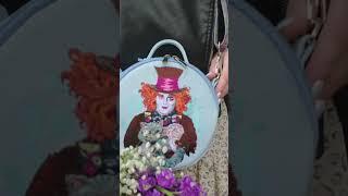 Шляпник с чешириком из Алисы в стране чудес  на круглой  модели "Мишель" #сумки #алисавстранечудес