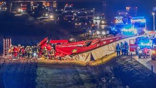 [MASSIVE ZERSTÖRUNG] LKW-FAHRER 120 MINUTEN EINGEKLEMMT | 40-TONNER RAST IN AUTO ~ KRAN IM EINSATZ 