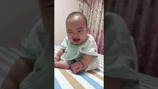 人类幼崽超治愈笑声，能赶走一天的烦恼  Human cubs are super healed of laughter and can drive away a day’s trouble